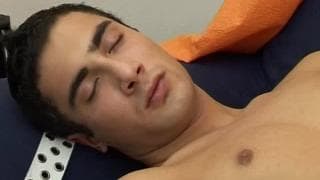 Ondrey masturbiert auf dem Sofa