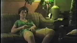 So masturbiert sie ihre haarige Muschi