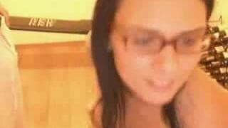 Diese Brünette zeigt das Blasen vor der Webcam