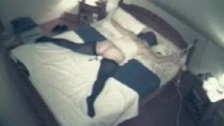 Eine reife Frau wird von der Decke beobachtet