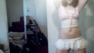 Eine Brünette zeigt ihre Show vor der Webcam