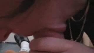 Eine junge Schlampe gibt einen guten Blowjob