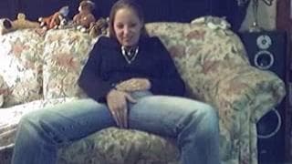 Ein Teenie masturbiert auf dem Sofa