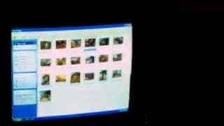 Sie masturbiert und schaut sich Pornos an