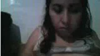 Sie zeigt ihre Riesenmöpse vor der Webcam