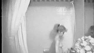 Sie masturbiert heute im Badezimmer für uns!