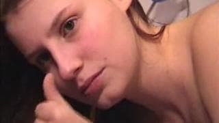 Diese junge Rothaarige ist sehr neugierig!