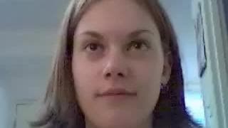 Eine junge Fotze masturbiert mit dem Dildo