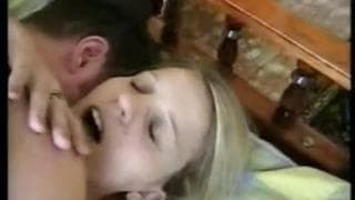 Sie tauschen viele leidenschaftliche Küsse aus