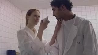 Eine schöne Rothaarige fickt an der Arbeit