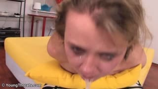 Dieser junge Teen bekommt den Mund gefickt