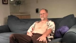 Dieser Mann wichst auf der Couch