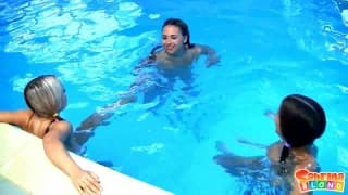 Sabrina Blond und zwei heiße Freunde spielen Sabrina Blond und zwei heiße Freunde spielen