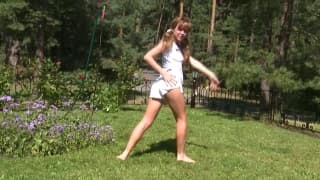 Eva ist ein Mädchen, das gerne draußen ist