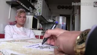 Schwuler blonder Typ macht es so gut er kann