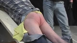 Mann wird von Maskiertem beherrscht Mann wird von Maskiertem beherrscht