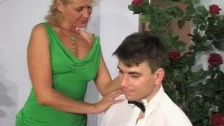 Dieser Mann befriedigt eine notgeile Milf