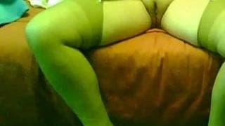 Sie fingert ihre Muschi mit einem Dildo