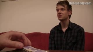 Dieser Junge kriegt gerne den Arsch penetriert