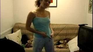 Dieses Mädchen masturbiert vor der Webcam