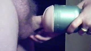 Sie wichst seine Latte mit einem Sexspielzeug!