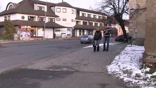 Sie stellt ihrem Kollegen nen Schwulen vor Sie stellt ihrem Kollegen nen Schwulen vor