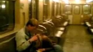 Im Zug bläst sie ihrem Freund einen