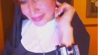 Versaute Nonne zeigt Titten vor Webcam Versaute Nonne zeigt Titten vor Webcam