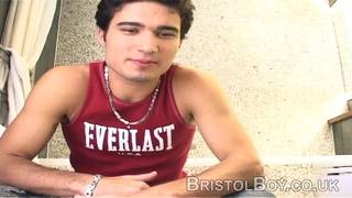 Junger braunhaariger Typ wichst sich einen