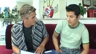 Er fickt diese Brünette in einem Interview