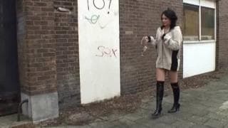 Diese heiße Milf bläst durch ein Loch