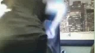 Er filmt seine Freundin mit ihrer Webcam