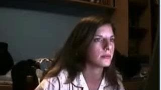 Junges Mädchen ist vor der Webcam