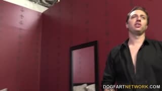 Lola Foxx fickt vor den Augen ihres Mannes