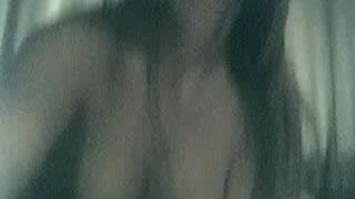 Sie berührt zärtlich ihre Muschi