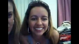 Zwei junge Frauen vor der Webcam