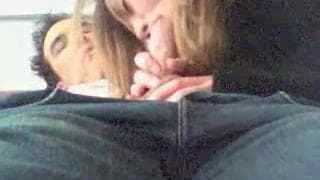 Diese Blondine gibt ihrem Freund einen Blowjob