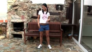 Diese schlampige Brünette kümmert sich um sich