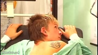 Zwei schwule Männer ficken beim Arzt