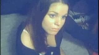 Junge Frau spielt mit ihrer Muschi