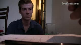 Junger Typ verkauft seinen Arsch für Bargeld