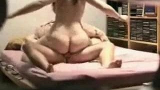 Mollige Frau sitzt auf seinem Schwanz