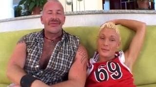 Blonder Junge von reifem Mann befriedigt Blonder Junge von reifem Mann befriedigt