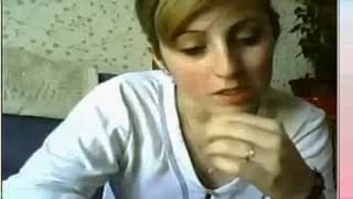 Junges französisches Mädchen zeigt ihre Titten