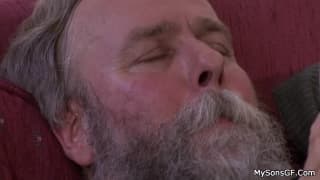 Kleine Blondine wird von einem Alten gefickt