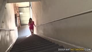 Zwei Schwarze nutzen Riley Reid aus