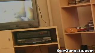 Notgeile schwarze Männer sehen Porno