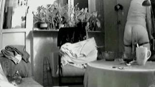 Wir sehen Yana im Geheimen beim Masturbieren