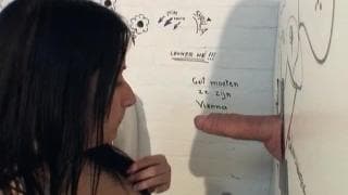 Shirly genießt das Glory Hole mit einem Penis!