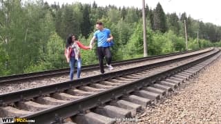 Kira fickt im Wald und genießt es